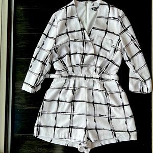Formal romper. White with black pattern